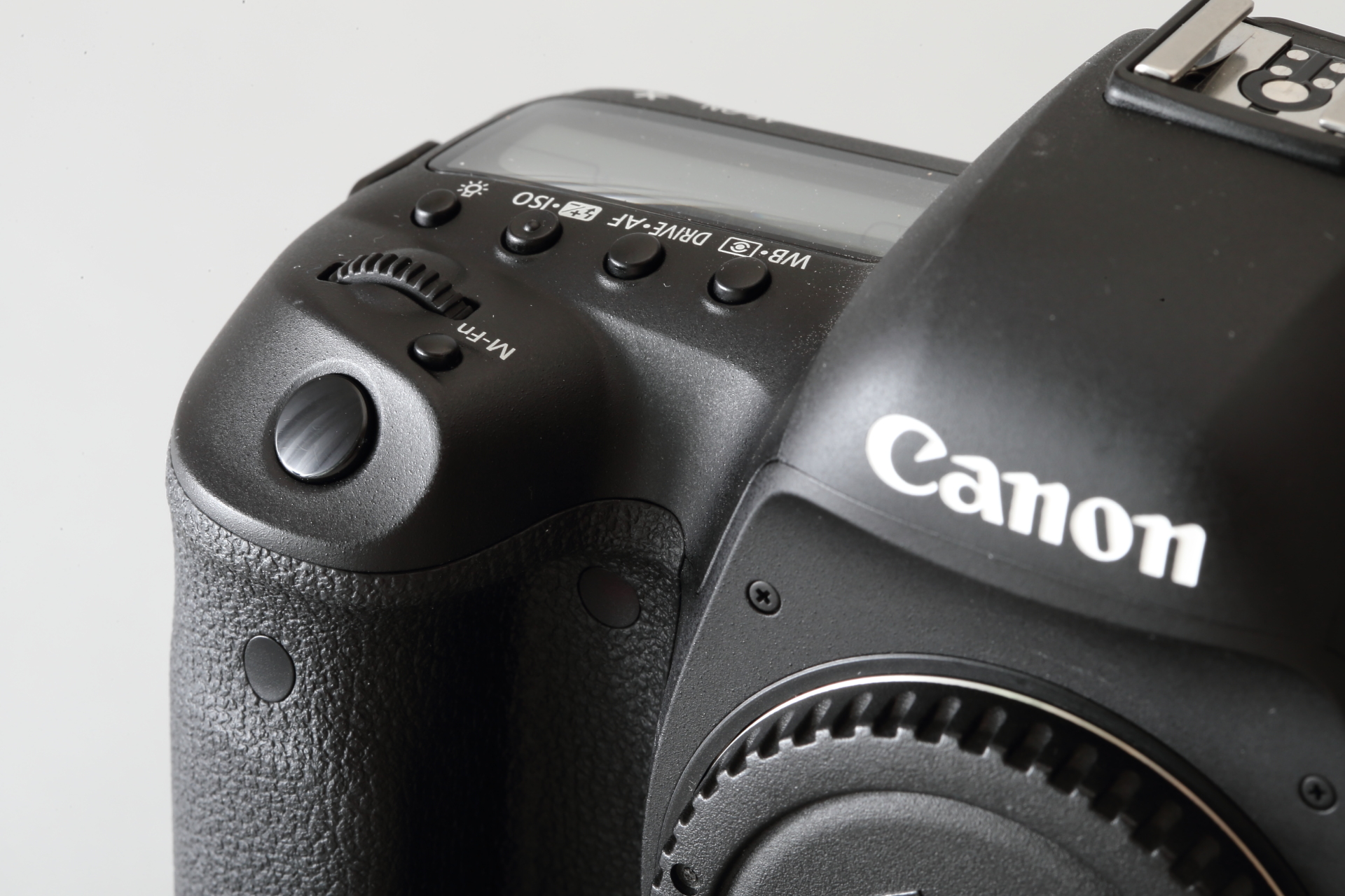 1DX系ボディより微妙に太く感じるグリップ。実は終始気になっていた部分だったりします