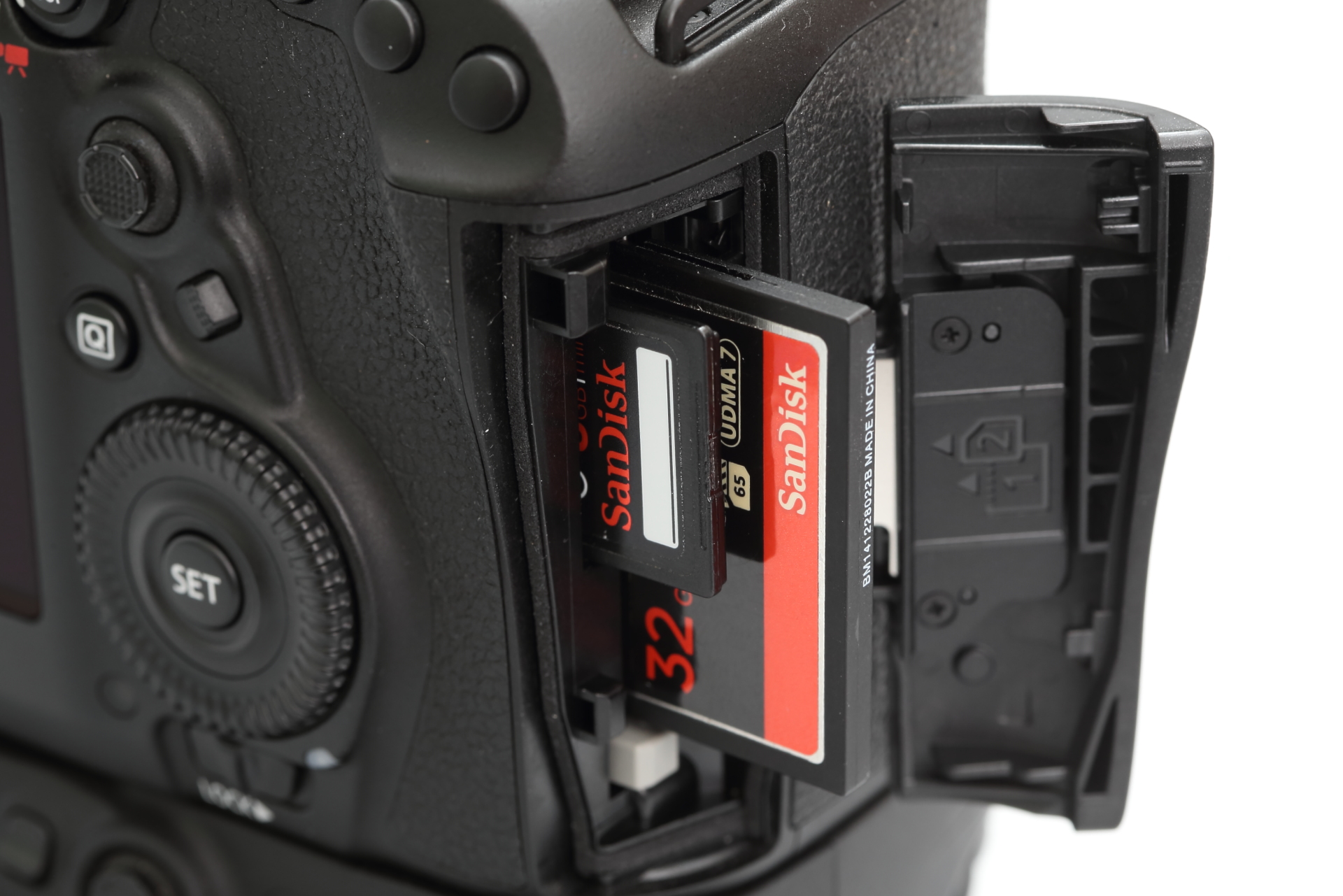 CFと世界中のどこにいても比較的入手しやすいSDメモリーカード（SD/SDHC/SDXC）のダブルスロットを採用したメリットは個人的には大きいと思います