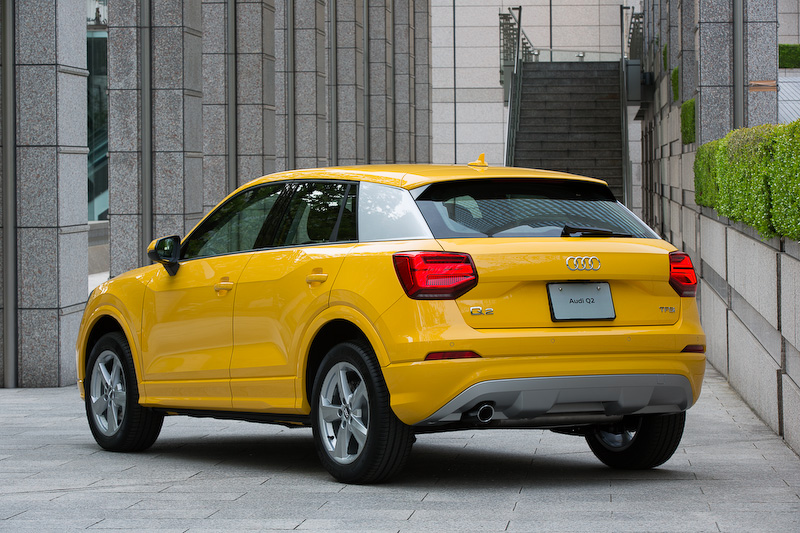 新型Q2のボディサイズは4200×1795×1530mm（全長×全幅×全高）、ホイールベース2595mm。SUVらしさを表現する8角形のシングルフレームグリル、立体的な造形のボンネットなどを採用。Cd値は0.30としており、SUVとしてトップレベルの値を実現した。ボディカラーはソリッドカラーのベガスイエロー