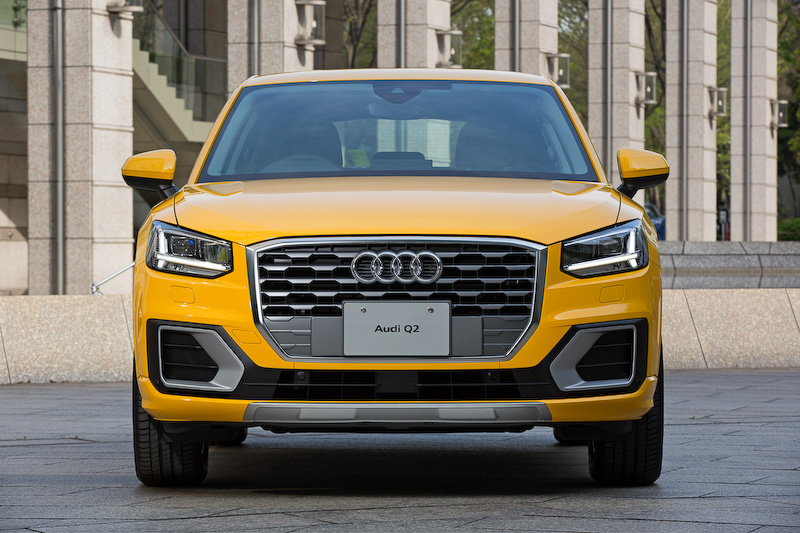 新型Q2のボディサイズは4200×1795×1530mm（全長×全幅×全高）、ホイールベース2595mm。SUVらしさを表現する8角形のシングルフレームグリル、立体的な造形のボンネットなどを採用。Cd値は0.30としており、SUVとしてトップレベルの値を実現した。ボディカラーはソリッドカラーのベガスイエロー