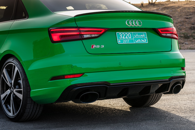 エクステリアでは専用のシングルフレームグリルやバンパー、5アームブレードデザインの19インチホイール、20mm拡げられた前輪トレッド（後輪トレッドは14mm拡大）とフレア付きのフェンダーなどを採用。ボディサイズ（欧州仕様）は4479×1802×1399mm（全長×全幅×全高）、ホイールベースは2631mm