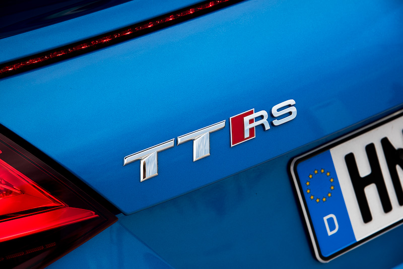 エクステリアではハニカムメッシュのシングルフレームグリルや専用フロントバンパー、固定式リアスポイラーなどとともに、電子制御可変ダンパーであるアウディマグネティックライドや5アームポリゴンデザインの19インチホイールを標準装備。オプションとしてアウディの量産モデルでは初採用となるマトリクスOLED（有機発光ダイオード）テールランプも用意する