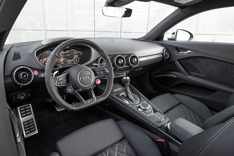 エクステリアではハニカムメッシュのシングルフレームグリルや専用フロントバンパー、固定式リアスポイラーなどとともに、電子制御可変ダンパーであるアウディマグネティックライドや5アームポリゴンデザインの19インチホイールを標準装備。オプションとしてアウディの量産モデルでは初採用となるマトリクスOLED（有機発光ダイオード）テールランプも用意する