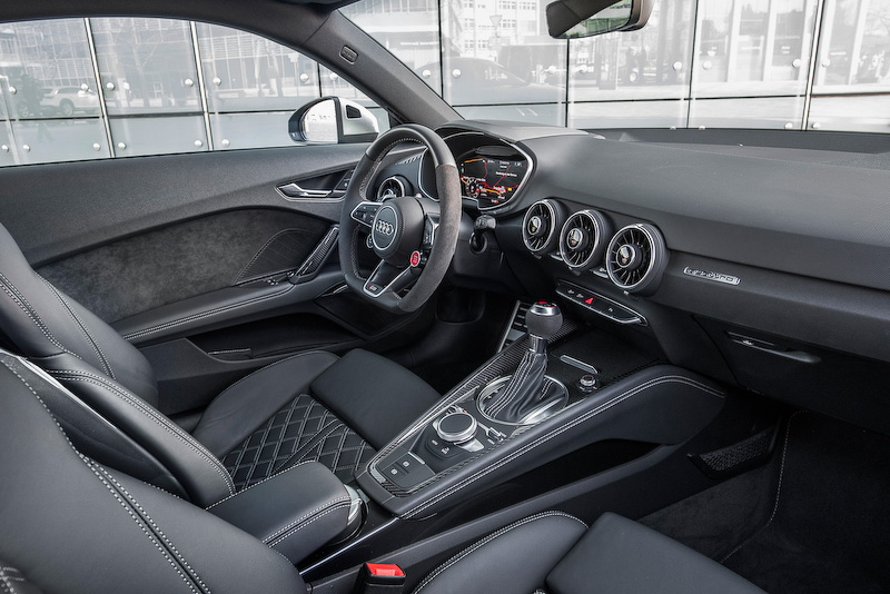 エクステリアではハニカムメッシュのシングルフレームグリルや専用フロントバンパー、固定式リアスポイラーなどとともに、電子制御可変ダンパーであるアウディマグネティックライドや5アームポリゴンデザインの19インチホイールを標準装備。オプションとしてアウディの量産モデルでは初採用となるマトリクスOLED（有機発光ダイオード）テールランプも用意する