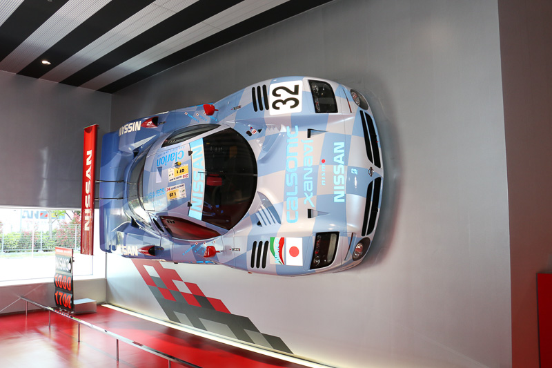 屋内に入ってすぐの場所に、ル・マン24時間レースで活躍したプロトタイプレースマシン「R390 GT1 32号車」を展示。実際に走行した車両を、壁面を強化して固定している