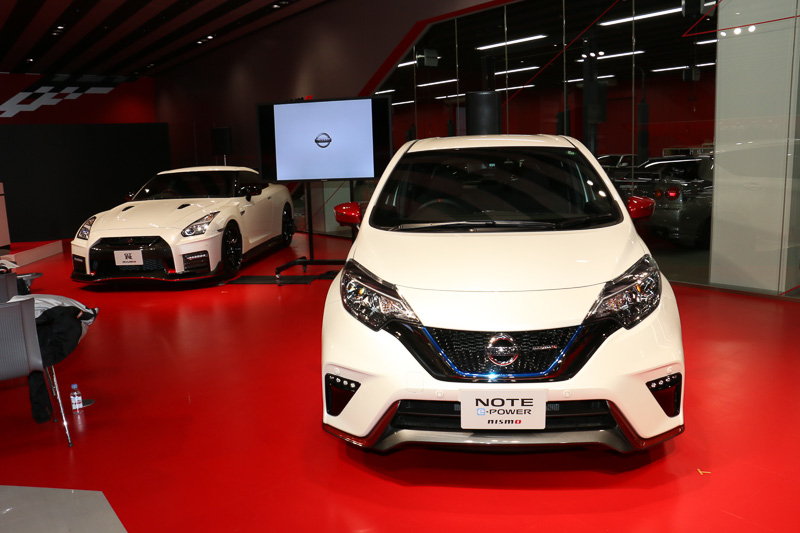 ショールームスペースに国内では販売しているNISMO ロードカーを実車展示