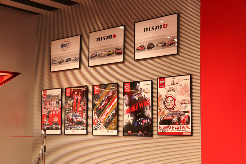 ショールームの壁面側には、これまでのレース活動で手にしてきたトロフィーやレーサーが着用したレーシングスーツなどの記念品を展示している