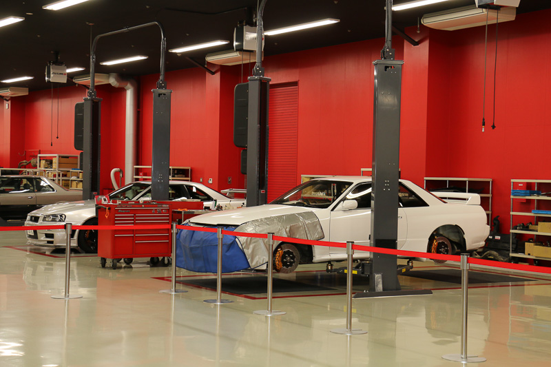 認証工場であるNISMO大森ファクトリーの車両整備場