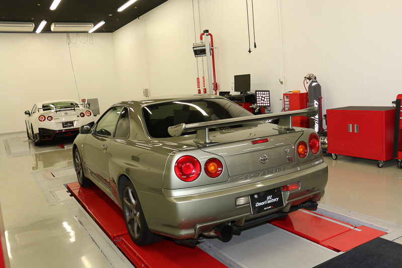 4輪アライメントテスターを備えた車検ライン