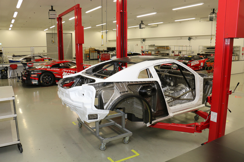 NISMO大森ファクトリーの奥にあるスペースで歴代レース車両の整備なども行なわれている