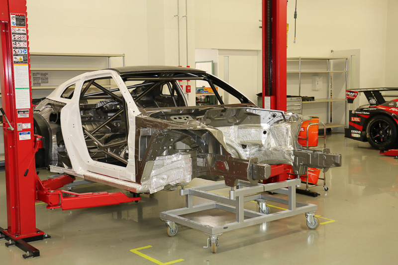 NISMO大森ファクトリーの奥にあるスペースで歴代レース車両の整備なども行なわれている