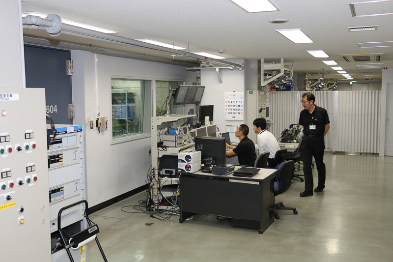 エンジンの性能や耐久性などを確認するベンチテスト室