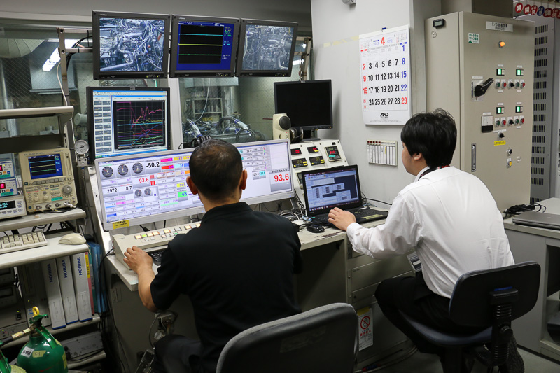 エンジンの性能や耐久性などを確認するベンチテスト室