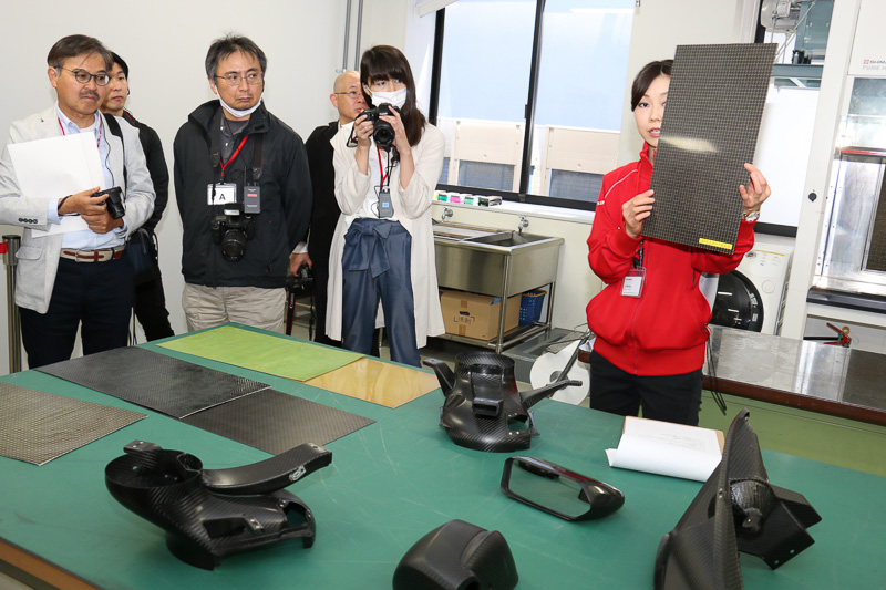 カーボンパーツの製造工程も紹介された