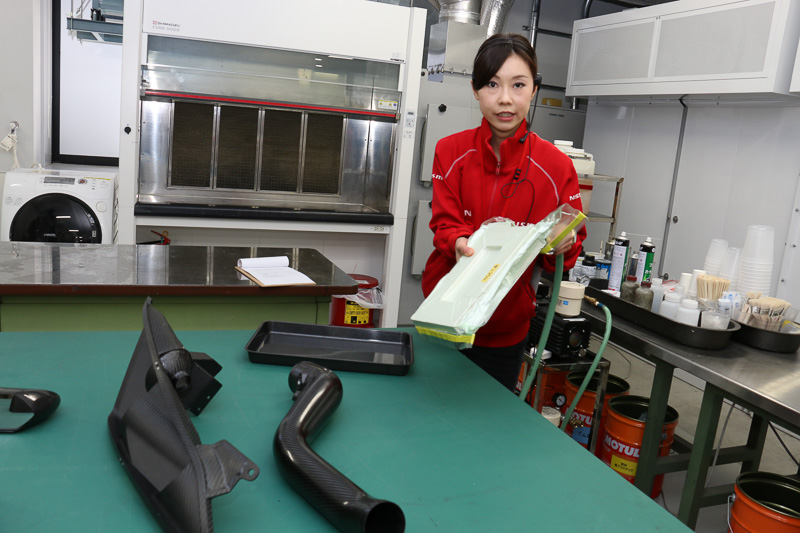 カーボンパーツの製造工程も紹介された