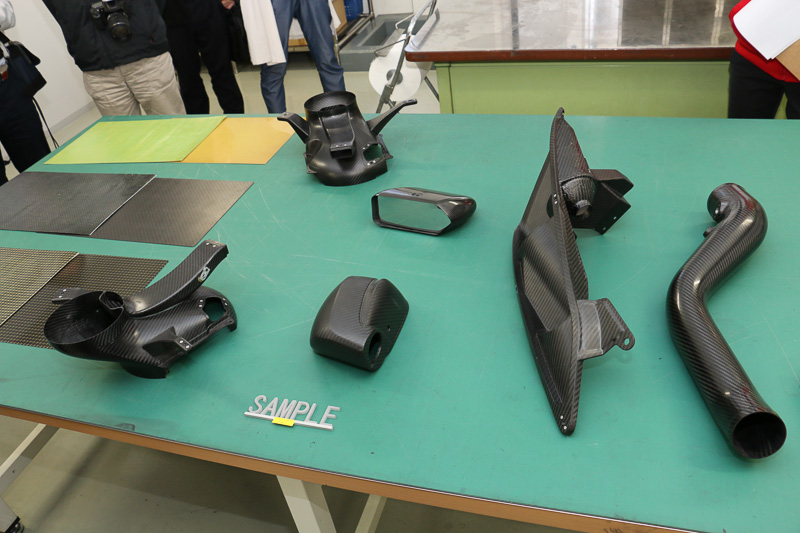 カーボンパーツは実際に手に持って軽さを実感することもできた