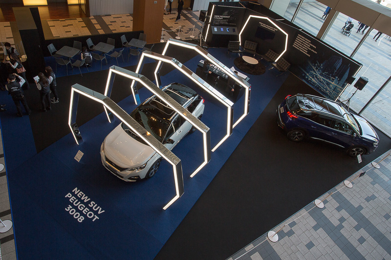 「NEW SUV PEUGEOT 3008 AMPLIFIED EXPERIENCE in TOKYO MIDTOWN」の会場の模様。展示車に乗り込むことができる