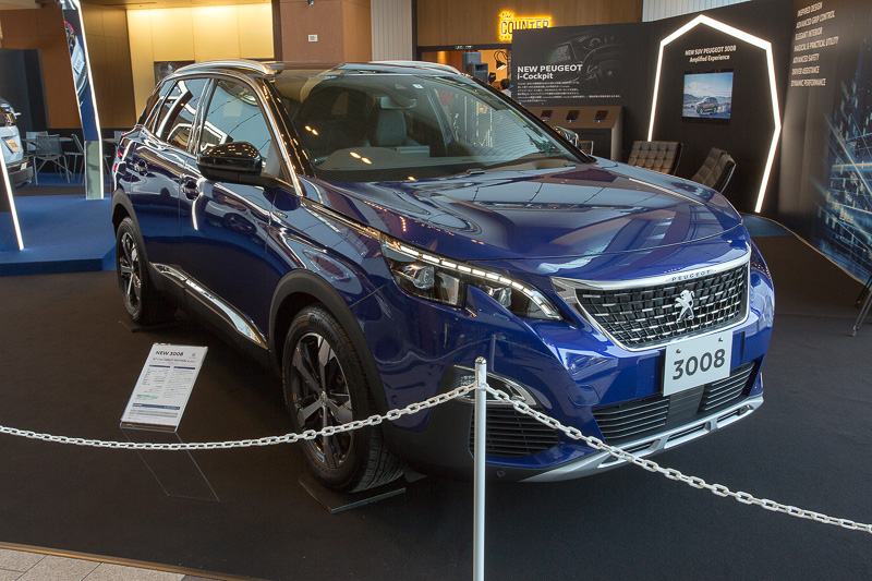 「NEW SUV PEUGEOT 3008 AMPLIFIED EXPERIENCE in TOKYO MIDTOWN」の会場の模様。展示車に乗り込むことができる