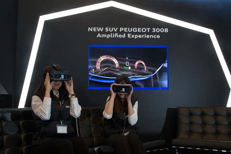 VRコーナーでは3008のクローズドコース走行の模様がバーチャルで体験できる