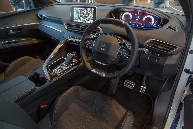 i-Cockpitの機能を使った表示の例。切り替えはステアリングのダイヤルスイッチで行なう