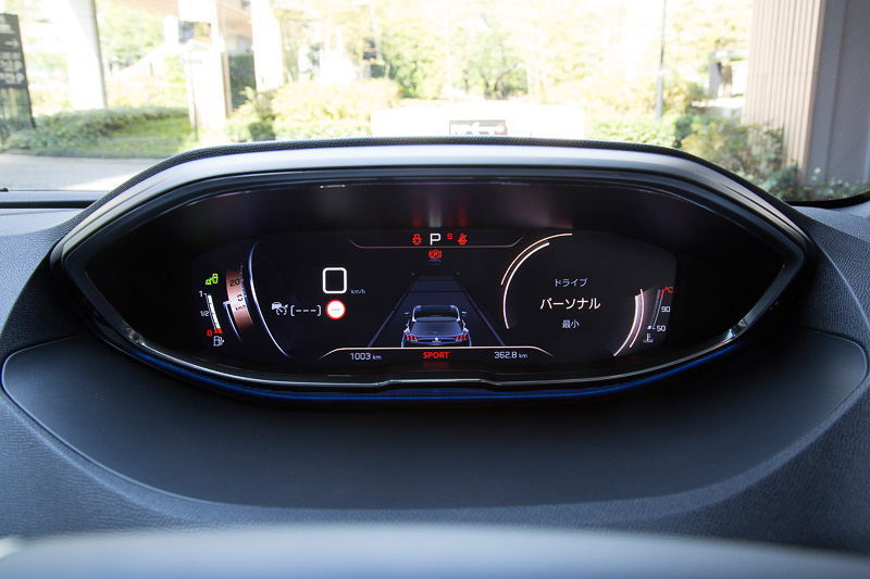 i-Cockpitの機能を使った表示の例。切り替えはステアリングのダイヤルスイッチで行なう