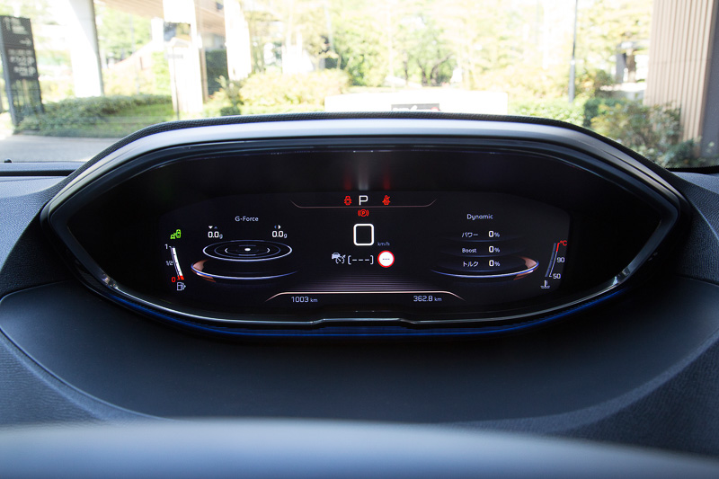 i-Cockpitの機能を使った表示の例。切り替えはステアリングのダイヤルスイッチで行なう