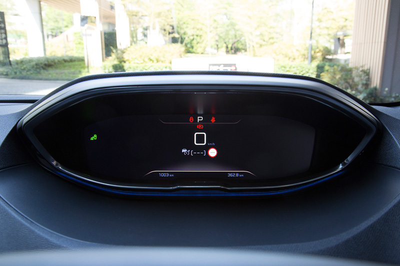 i-Cockpitの機能を使った表示の例。切り替えはステアリングのダイヤルスイッチで行なう