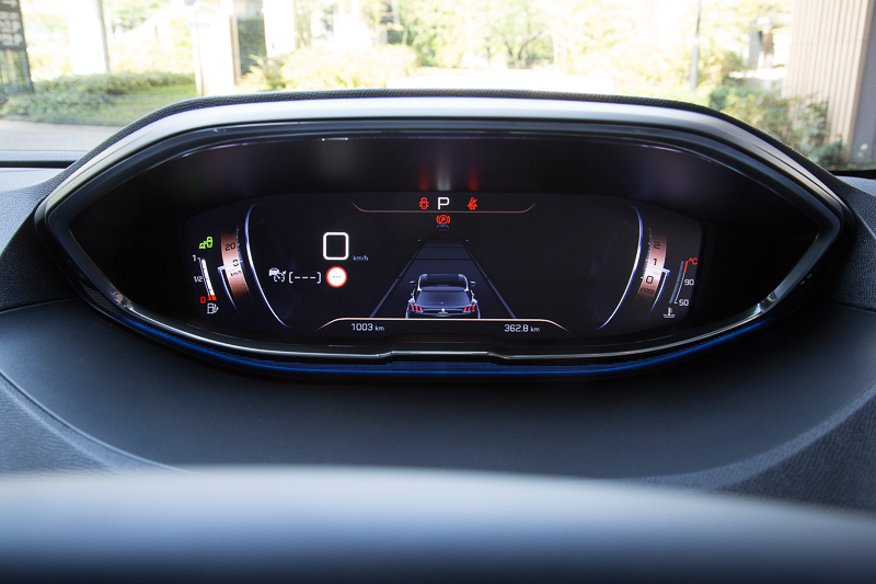 i-Cockpitの機能を使った表示の例。切り替えはステアリングのダイヤルスイッチで行なう