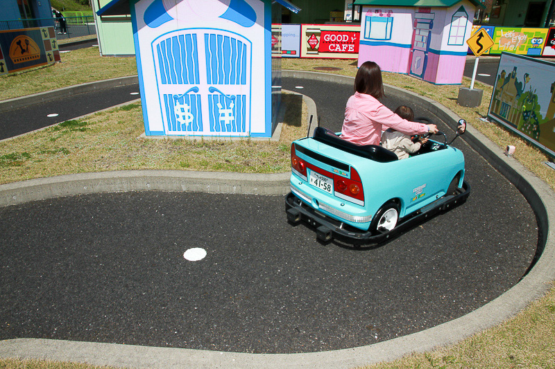 結構せまい道も。真ん中の白い印のできるだけ真ん中を通ると高得点