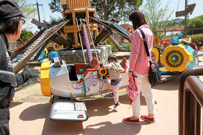 ひとりでドンドン乗り込む和奏。いやそっちは後席だよ