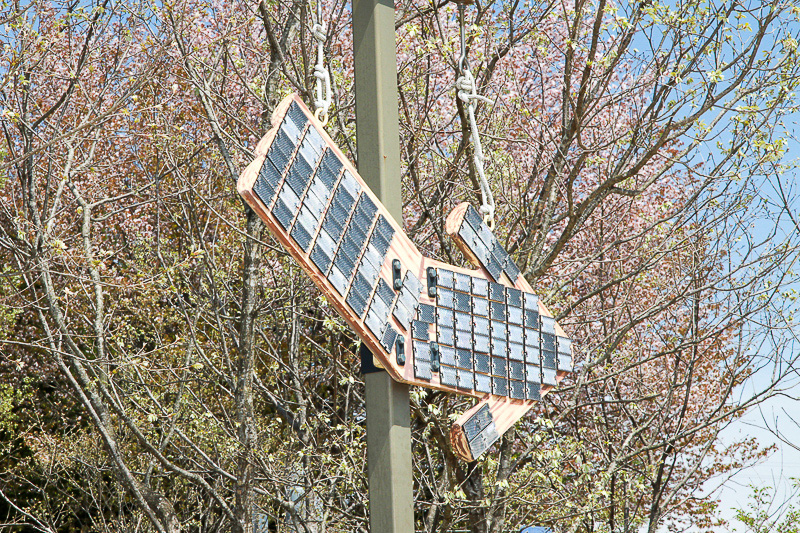 高度を調整して矢印型の反射板に合わせながらボタンをON