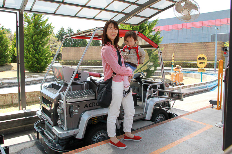 いままでの乗り物と比べると物ものしい見た目のアクロエックスにちょっとひるむ我が娘