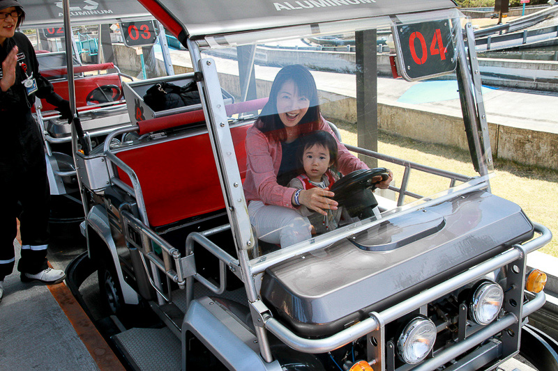 4人乗れる大きな車体はエンジン音も迫力あり