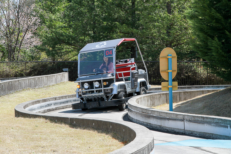 凹凸のある道を走るので車体が右に左にゆれます