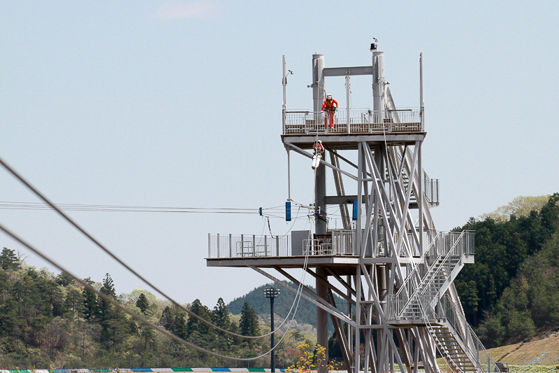 メガジップラインつばさは往復。コースサイドの中継地点からふたたびハローウッズのほうへ戻ってきます