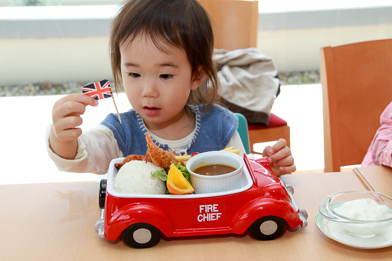 和奏はお子様ランチに夢中