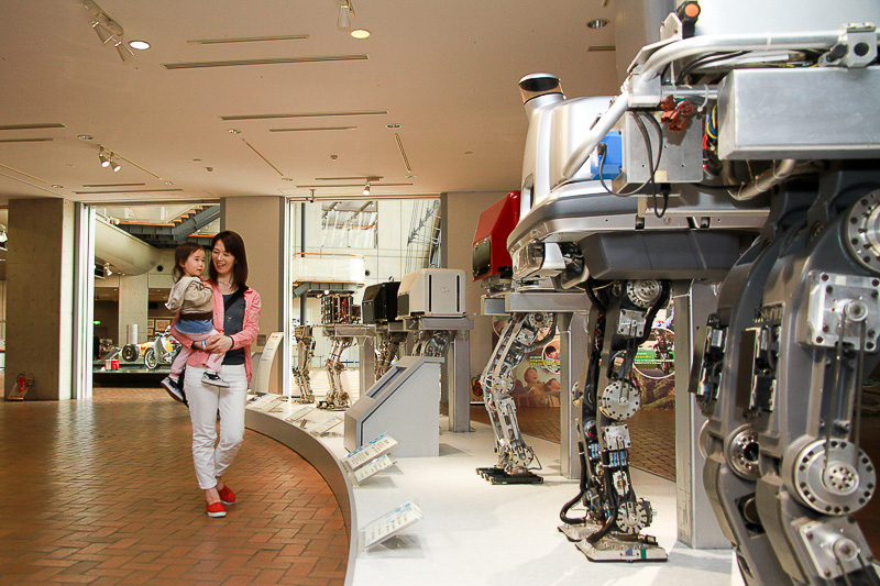 展示されていた歴代ASIMOに熱視線