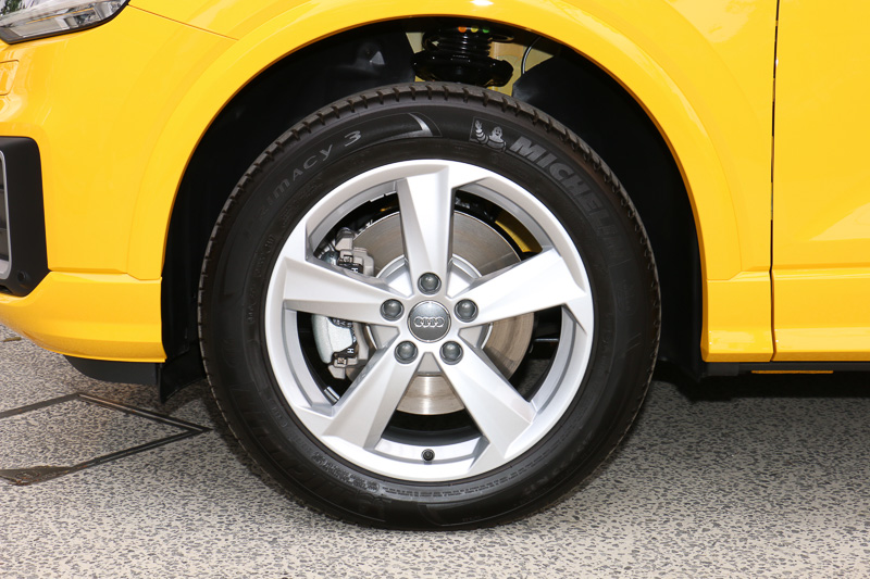 1.0 TFSI sportと1.4 TFSI cylinder on demandのタイヤは215/55 R17（写真）、1.0 TFSIのタイヤは215/60 R16となる