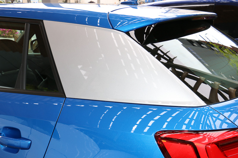 外観上の大きな特徴となるCピラーの「ブレード」。1.0 TFSIはボディ同色、1.0 TFSI sportと1.4 TFSI cylinder on demandはボディカラー別に「アイスシルバーメタリック」（写真）、または「マットチタングレー」のどちらかを標準仕様。また、ボディ同色もオプション選択できる