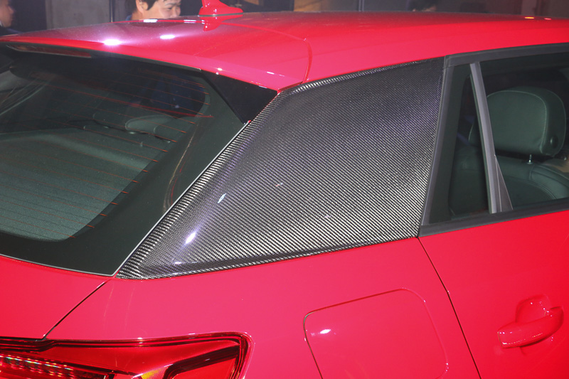 ブレード加飾用の純正用品として「Cピラーカーボントリム」（写真）なども用意されている