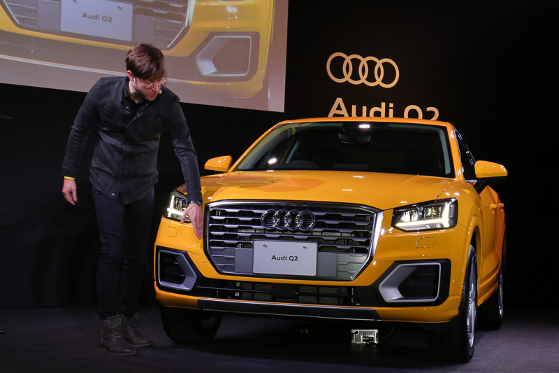 先だってデザインを変更した「R8」ではアウディのロゴマークである「フォーリングス」をシングルフレームグリルの上に配置して鼻先の低さを表現しているが、新しいQモデルのグリルでは下側に新しいエッジを効かせることで高さ感を演出している。また、グリル内の横桟でもポリゴンを表現しているという