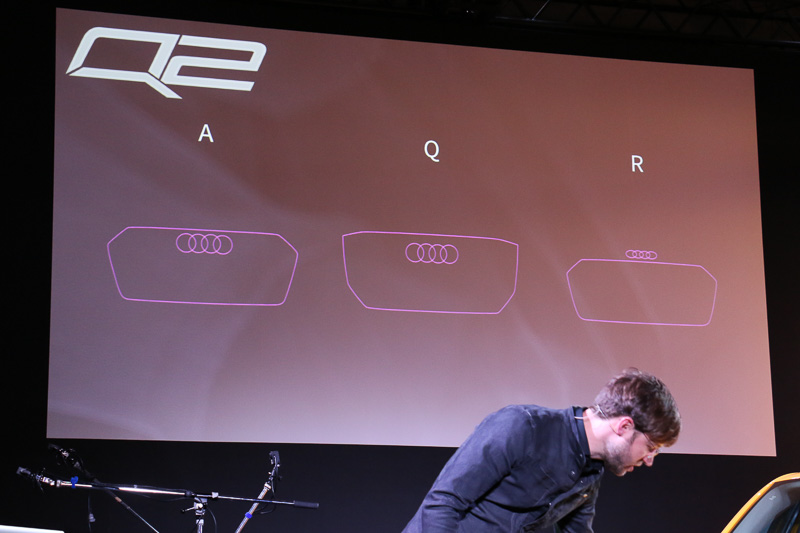 先だってデザインを変更した「R8」ではアウディのロゴマークである「フォーリングス」をシングルフレームグリルの上に配置して鼻先の低さを表現しているが、新しいQモデルのグリルでは下側に新しいエッジを効かせることで高さ感を演出している。また、グリル内の横桟でもポリゴンを表現しているという