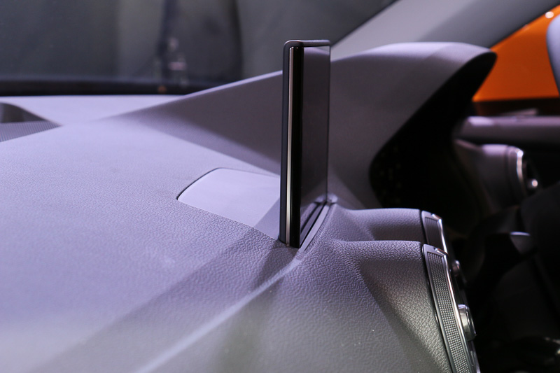 7インチのリトラクタブルカラーディスプレイを採用するMMIナビゲーションシステム