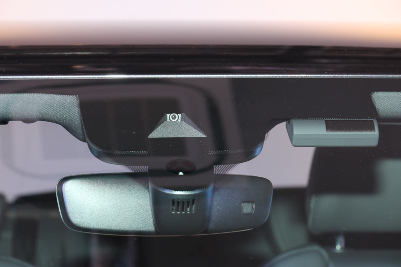 「セーフティパッケージ」用のセンサーをフロントウィンドウに設置