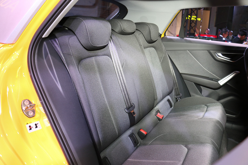 シート表皮はブラックのクロスを全車で採用。ブラック、またはロックグレーのパーシャルレザーシートを1.0 TFSI以外にオプション設定する