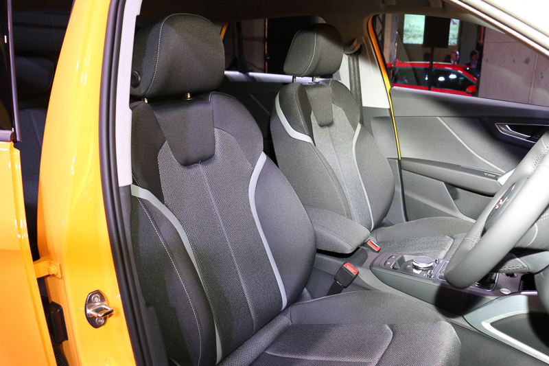 シート表皮はブラックのクロスを全車で採用。ブラック、またはロックグレーのパーシャルレザーシートを1.0 TFSI以外にオプション設定する