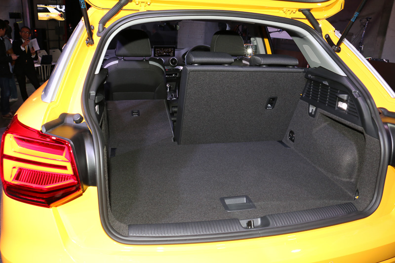 ラゲッジスペース容量は405L。60：40の分割可倒式リアシートを前方に倒すことで1050Lまで拡大できる