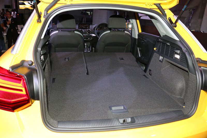 ラゲッジスペース容量は405L。60：40の分割可倒式リアシートを前方に倒すことで1050Lまで拡大できる