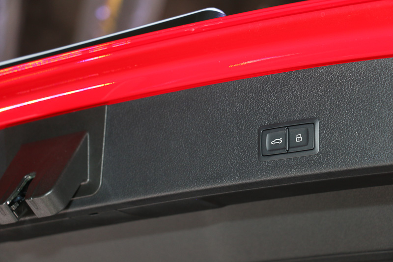 「オートマチックテールゲート」は7万円高のオプション装備