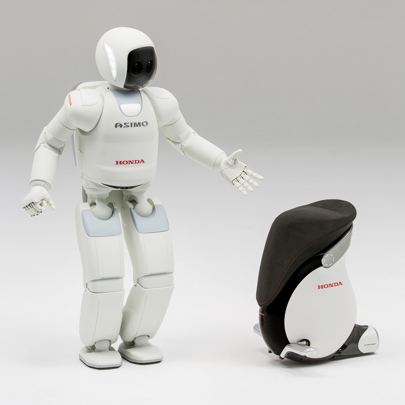 ホンダのヒューマノイドロボット「ASIMO」とパーソナルモビリティ「UNI-CUB β」